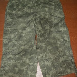 Nike acg women's camo cargo capris size 6